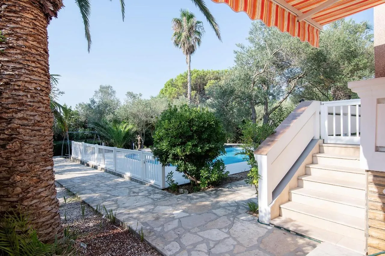Beach Boy & Pool Girl Apartments Vir