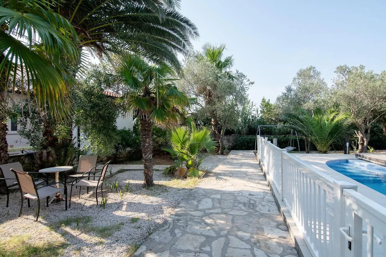 Beach Boy & Pool Girl Apartments Vir